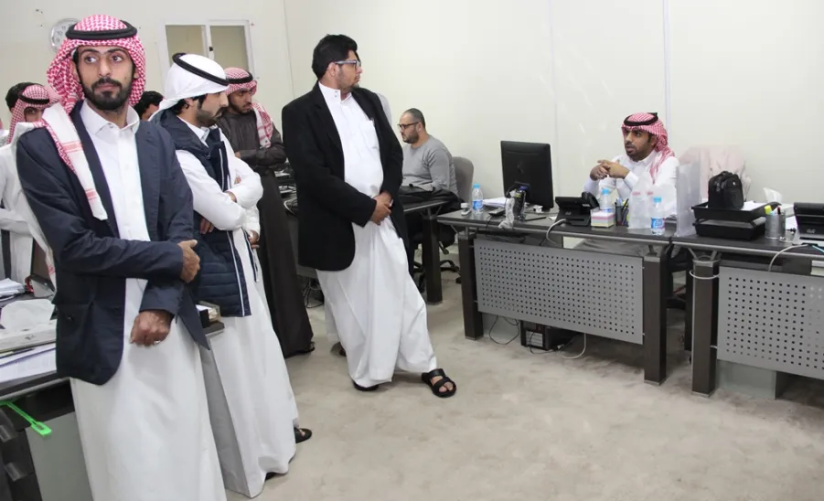 عدد من طلاب كلية العلوم بالغاط يزورون عمادة تقنية المعلومات - 