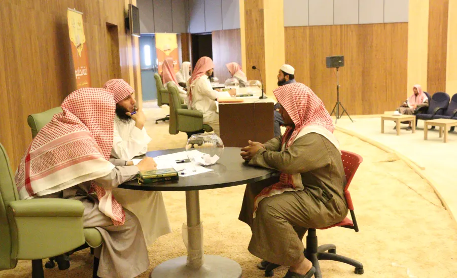عمادة شؤون الطلاب تنهي إجراءات تحكيم مسابقة حفظ القران على جائزة معالي مدير الجامعة - 