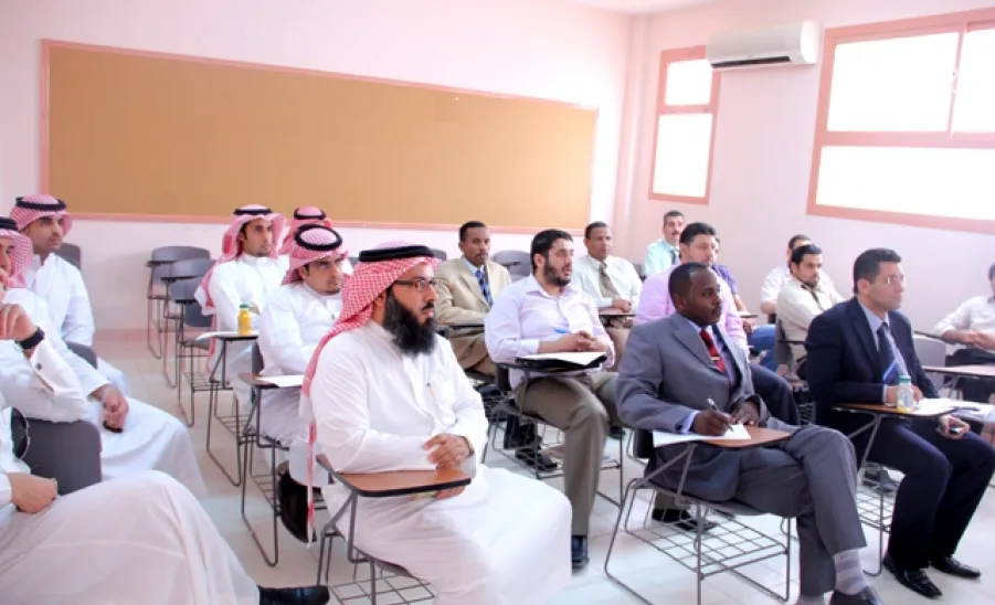 كلية العلوم والدراسات الإنسانية بالغاط تقيم دورة في استخدام السبورة الذكية لأعضاء هيئة التدريس - 