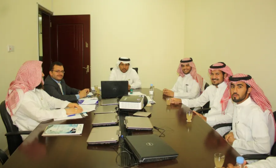 لقاء سعادة عميد كلية الهندسة وفد مدينة الملك عبدالله بن عبدالعزيز للطاقة الذرية والمتجددة  - 