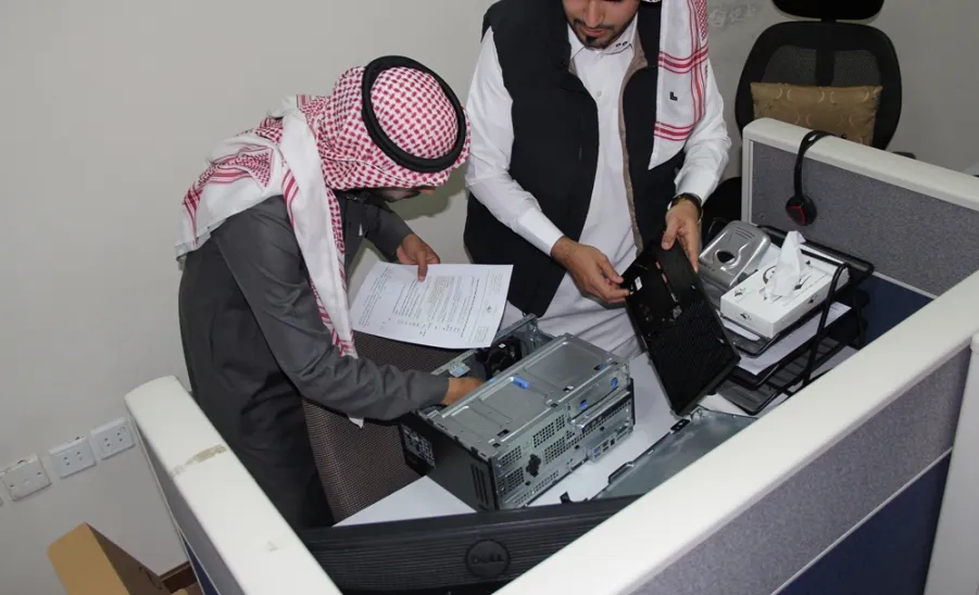 موظفين الدعم الفني ينتهون من فحص عدد من الأجهزة المكتبية والمحمولة الجديدة - 