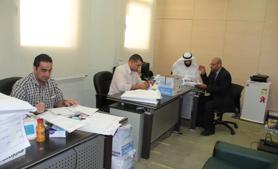 العمادة وممثلو الكليات يبدؤون في فرز ملفات المتقدمين لبرامج التجسير - 