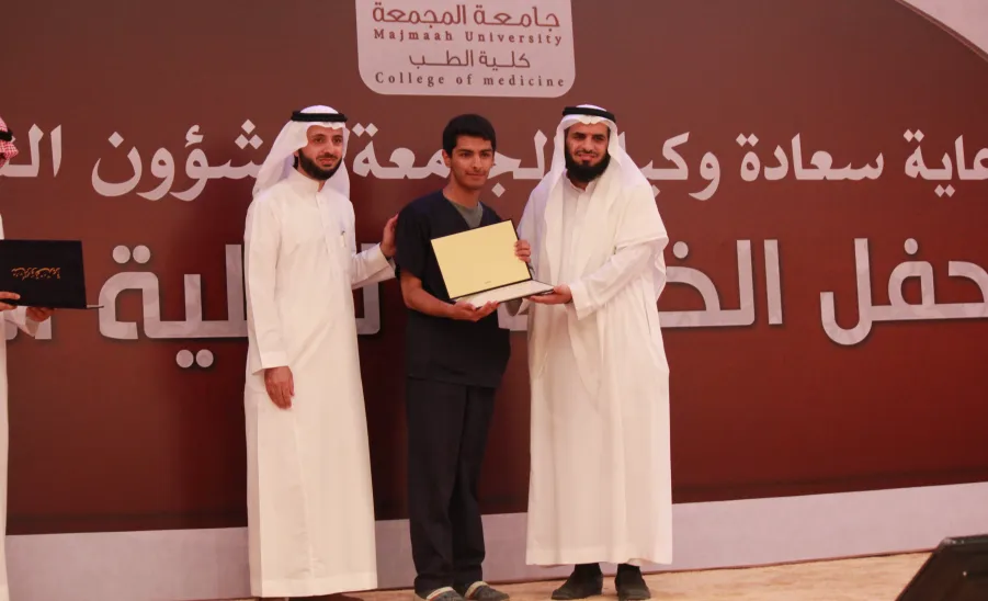 برعاية وكيل الجامعة للشؤون التعليمية الطب تقيم الحفل الختامي السنوي - 