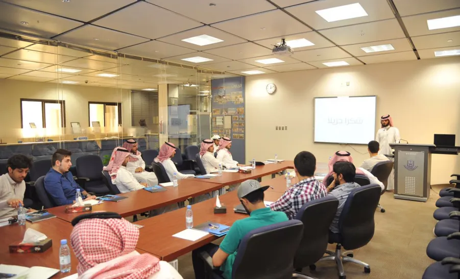 فريق من كلية علوم الحاسب والمعلومات في زيارة الى مركز التميز لأمن المعلومات في جامعة الملك سعود - 