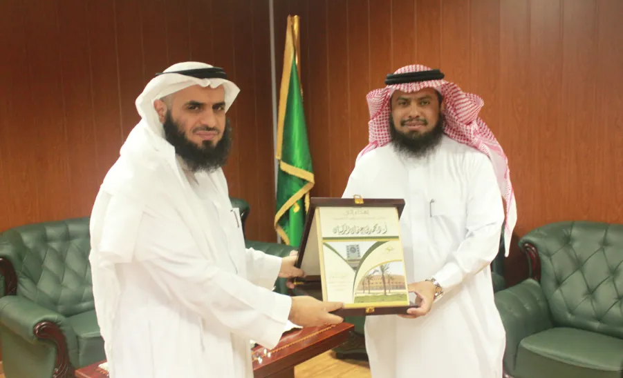وكيل الجامعة للشؤون التعليمية يتسلم التقرير السنوي لكلية التربية بالزلفي - 