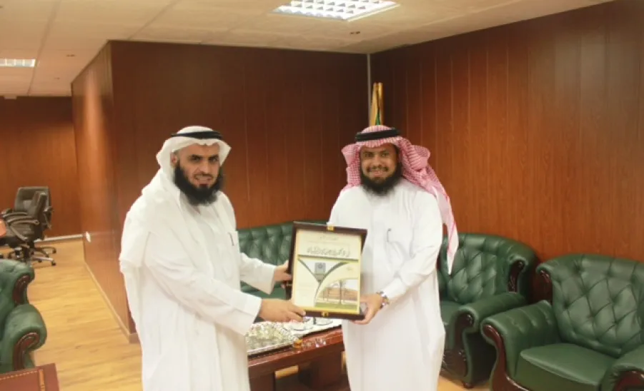 وكيل الجامعة للشؤون التعليمية يتسلم التقرير السنوي لكلية التربية بالزلفي - 