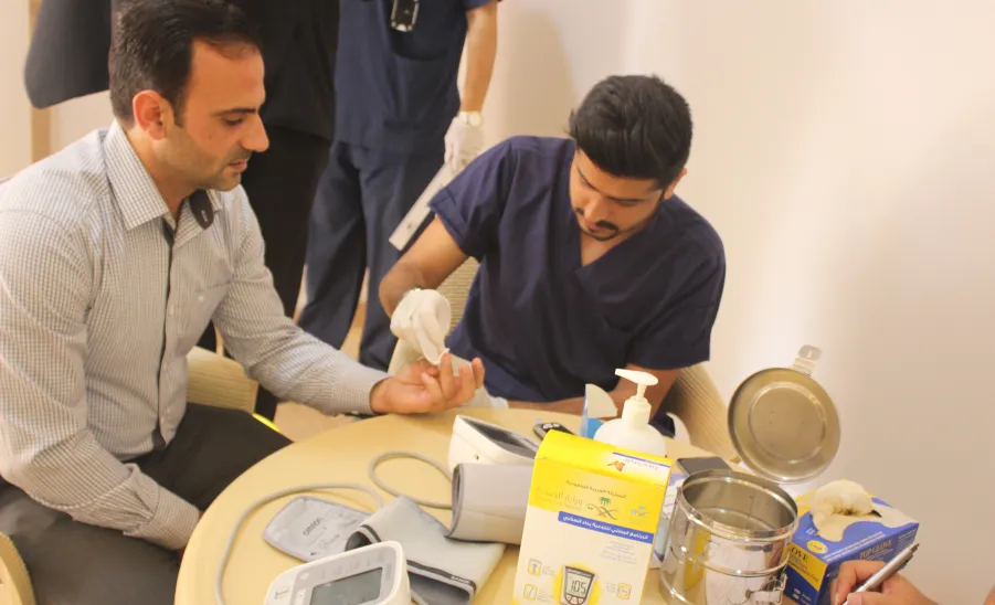 قامت الخدمات الطبية بإرسال كوادر تمريض بجولة مسح طبي لاعضاء هيئة التدريس والموظفين - 