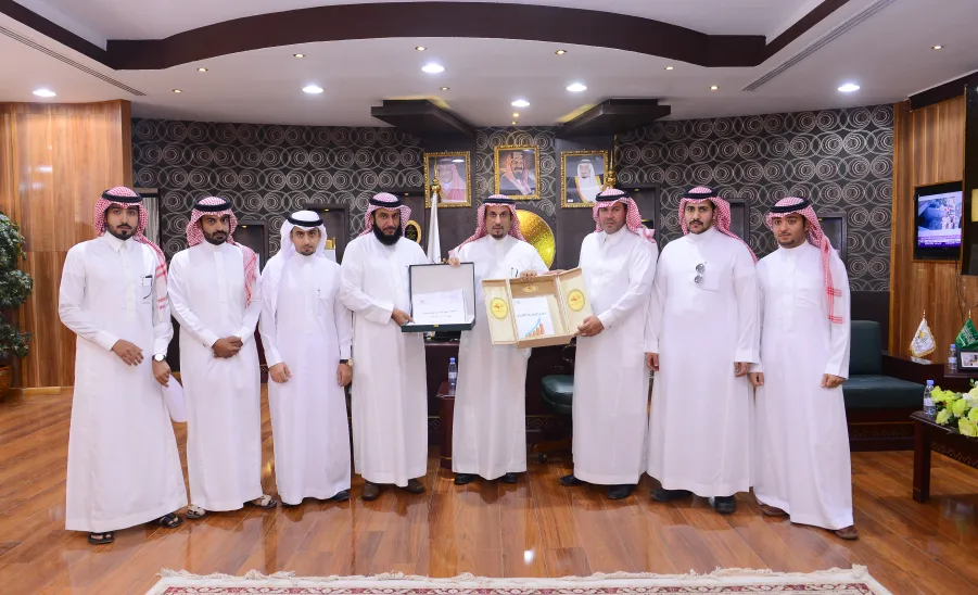 معالي مدير الجامعة يتسلم التقرير السنوي لإدارة المراجعة الداخلية والدليلين الإجرائيين للمراجعة المالية و مراجعة الأداء - 