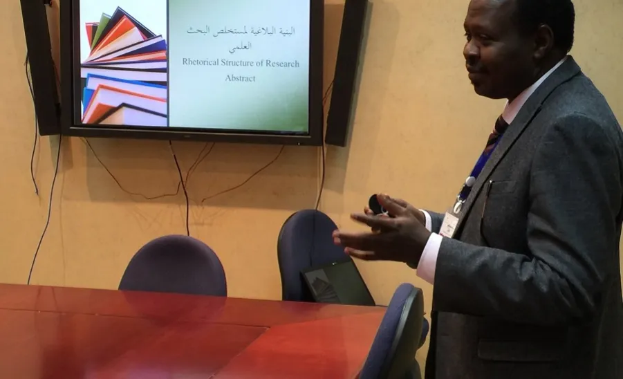 الكلية تقيم حلقة نقاش بعنوان " البنية البلاغية لمستخلص البحث العلمي " - 