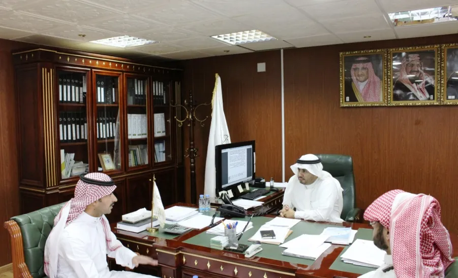 وكيل الجامعة للشؤون التعليمية يستقبل فريق الآيزو 9001 - 