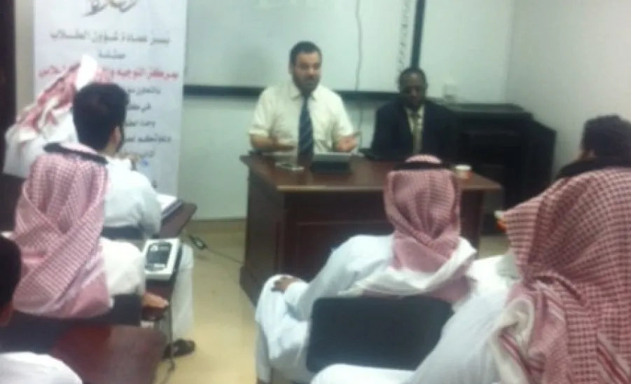 إقامة حلقة نقاش (آداب وأخلاق طالب العلم) في كلية التربية بالمجمعة بالتعاون مع مركز التوجيه والإرشاد الطلابي بالجامعة - 