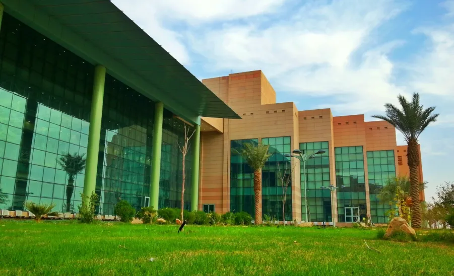 بناءً على توجيه معالي رئيس الجامعة .. وكيل الجامعة يطلع على استكمال مراحل العمل في مشروع فندق الجامعة - 