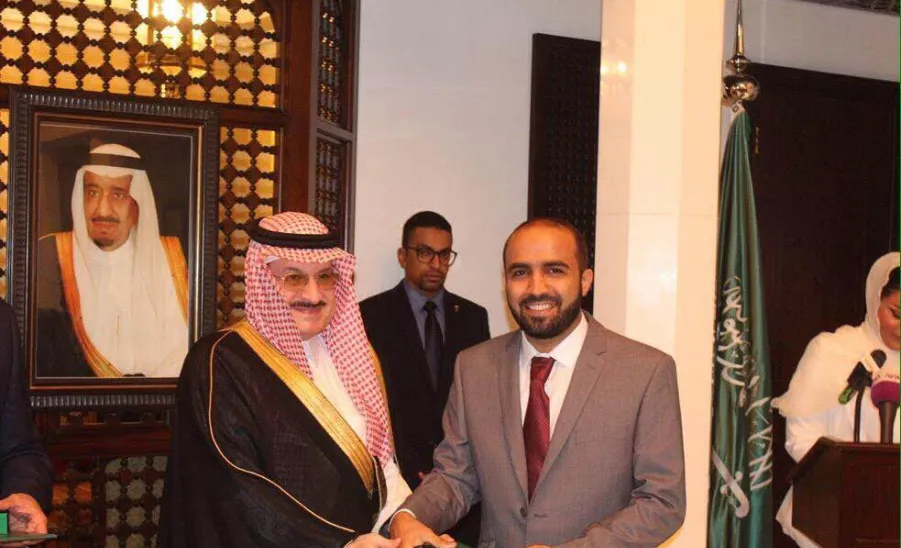 تكريم المبتعث /علي بن عبدالكريم السعوي من صاحب السمو الملكي الأمير محمد بن نواف آل سعود سفير خادم الحرمين الشريفين في بريطانيا - 