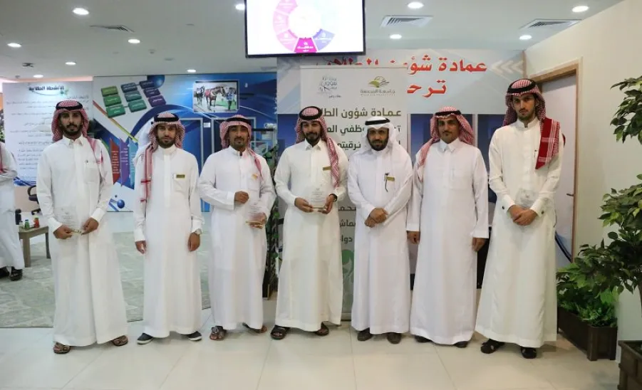 عمادة شؤون الطلاب تكرم موظفيها الذين تمت ترقيتهم - 