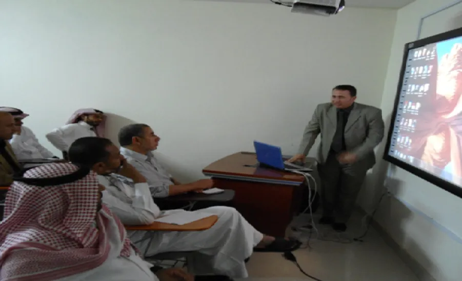 كلية التربية تنظم دورة تدريبية لاستخدام السبورة التفاعلية -  