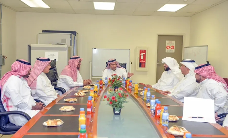 معالي مدير الجامعة يزور محطة الأرصاد بمطار الملك خالد الدولي - 