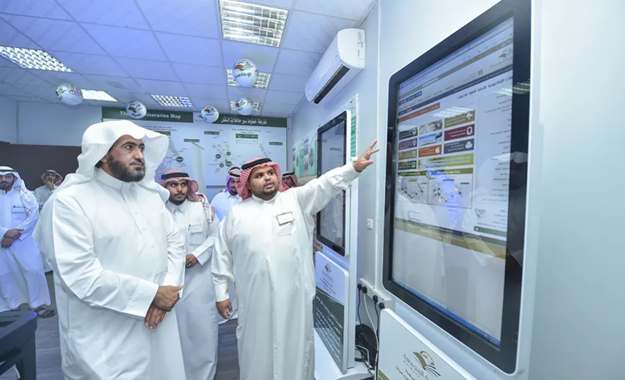 وكيل الجامعة يقوم بزيارةٍ تفقديةٍ للإدارة العامة للخدمات ويدشن عدداً من الخدمات الإلكترونية - 