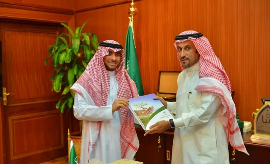 معالي مدير الجامعة و وكيليها يتسلمون التقرير السنوي لعمادة الجودة وتطوير المهارات - 