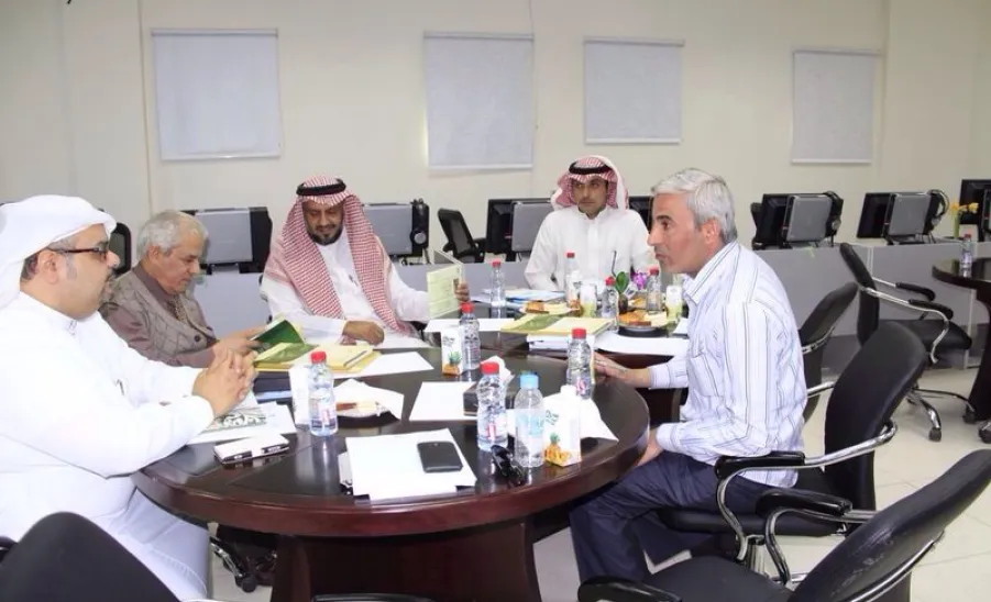 منسوبو الإدارة العامة للتخطيط والتطوير الإداري في زيارة لجامعة طيبة - 