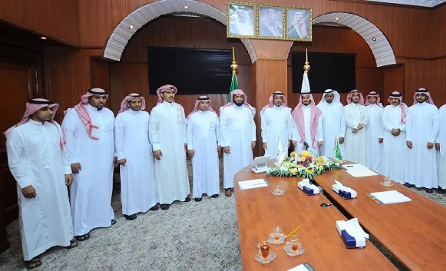 معالي مدير الجامعة يستقبل في مكتبة مدير ومنسوبي ادارة المتابعة والادارة القانونية بالجامعة ويشكرهم على جهودهم -  
