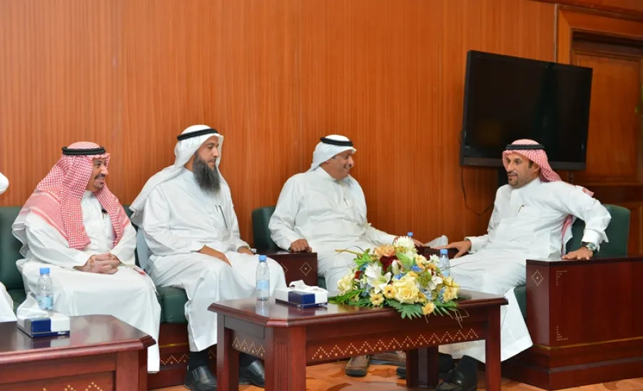  وفد من كلية إدارة الأعمال يزور معالي مدير الجامعة لتهنئتة بالثقة الملكية - 