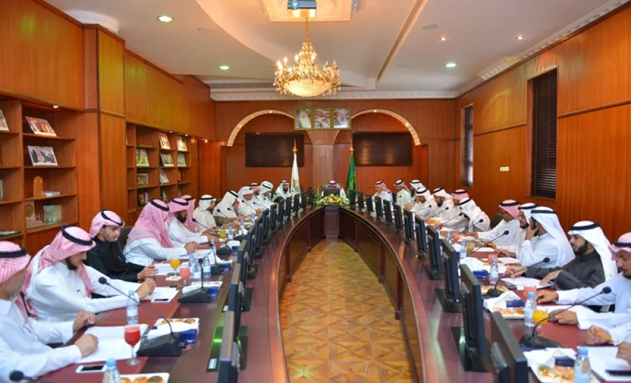خلال الاجتماع التشاوري مدير الجامعة يَطَّلعُ على عدد من التقارير واستعدادات وحدات الجامعة للعام القادم - 