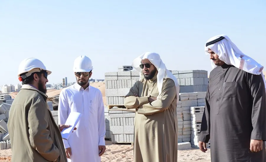 وكيل الجامعة يتفقد مشروع المباني العاجلة في رماح - 