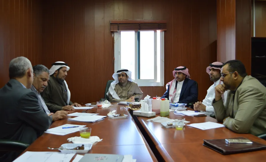 وكيل الجامعة للشؤون التعليمية يناقش المراجعة الداخلية للكليات وتوصيات اللجنة المركزية للجودة - 