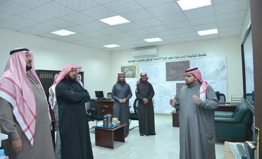 وكيل الجامعة يتفقد أعمال غرفة عمليات رصد الظواهر الجوية ويتابع نقل الطالبات -  