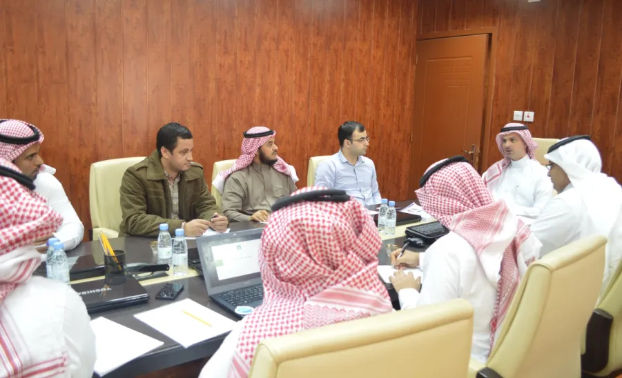 وكيلُ الجامعةِ للدراسات العليا والبحث العلمي يناقشُ عروضَ عددٍ من الشركات لتحويل معاملات الوكالة إلى معاملات إلكترونية - 
