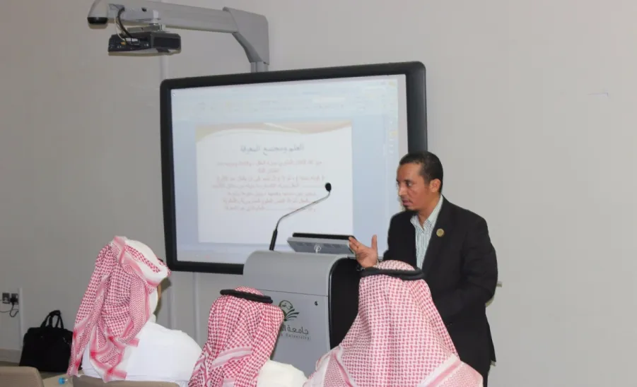 مركز التوجيه والإرشاد الطلابي يحدد للطلاب إيجابيات وسلبيات الإنترنت - 