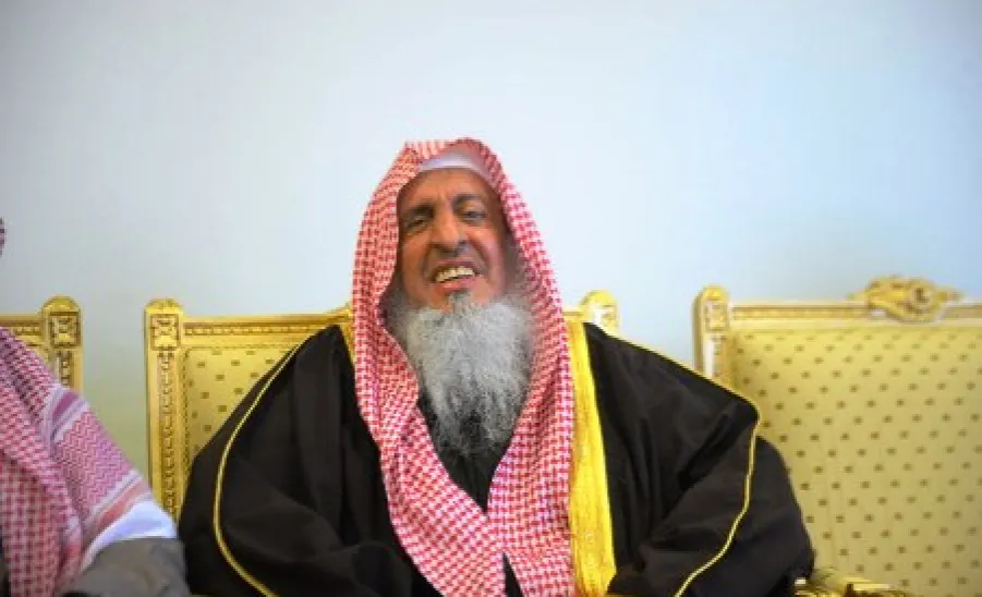 وفد كلية إدارة الأعمال يلتقي بسماحة المفتي والشيخ بن خنين ويستمعون لتوجيهاتهم -  