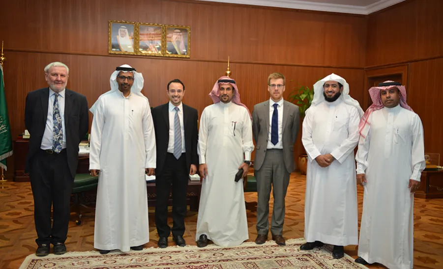 معالي مدير الجامعة يستقبل بمكتبه خبراء صناعة الاختبارات الإلكترونية - 