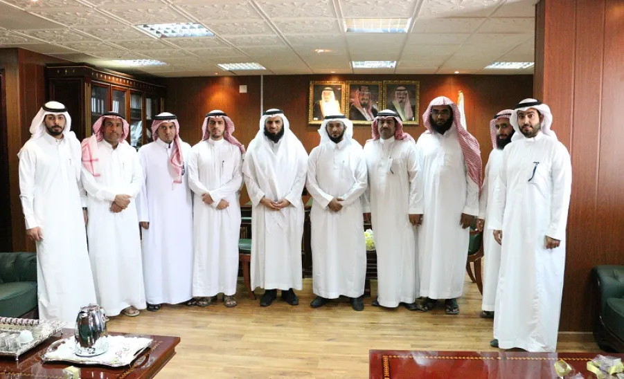 وكيل الجامعة للشؤون التعليمية يشيد بالخدمات الطلابية في عمادة شؤون الطلاب - 