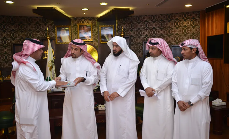  معالي مدير الجامعة يستقبل مسؤولي عمادة التعليم الإلكتروني ويتسلم نسخةً من دليل نظام التعلم الإلكتروني - 