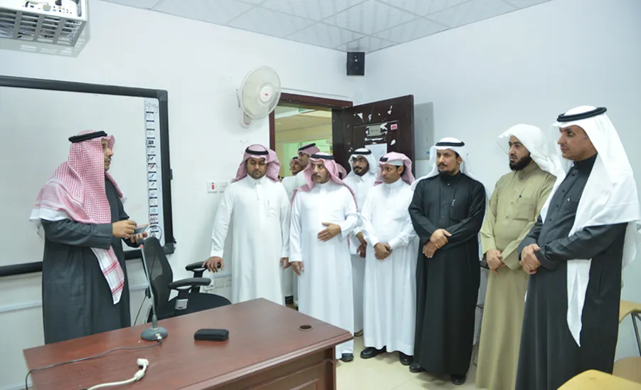 وكيل الجامعة يفتتح معامل تعليم اللغة الإنجليزية في كلية التربية بالمجمعة ويتفقد مرافق الكلية - 