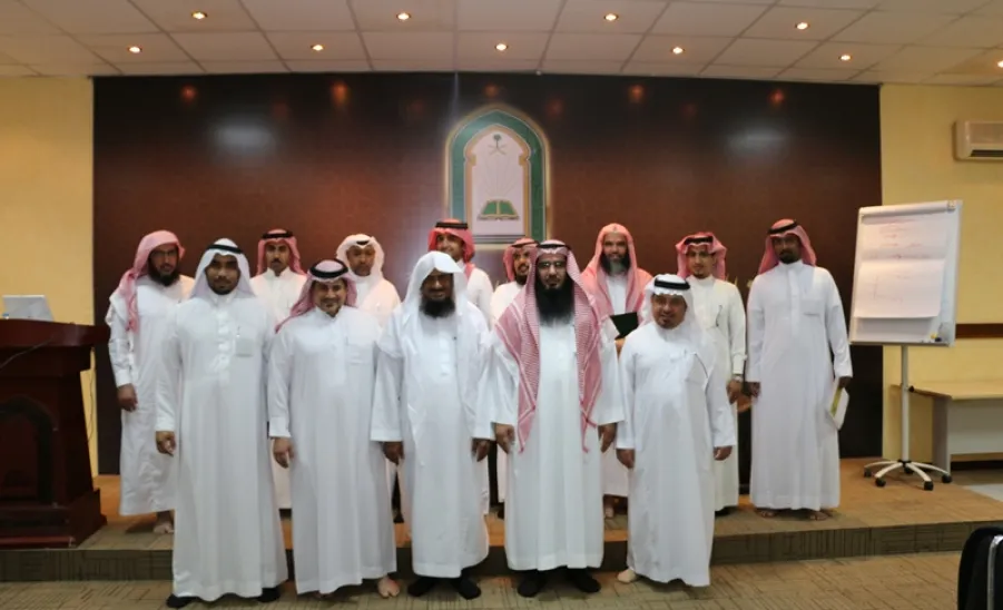 عمادة خدمة المجتمع والتعليم المستمر تدرب (25) متدرباً على القيادة الإدارية بوزارة الشؤون الإسلامية - 