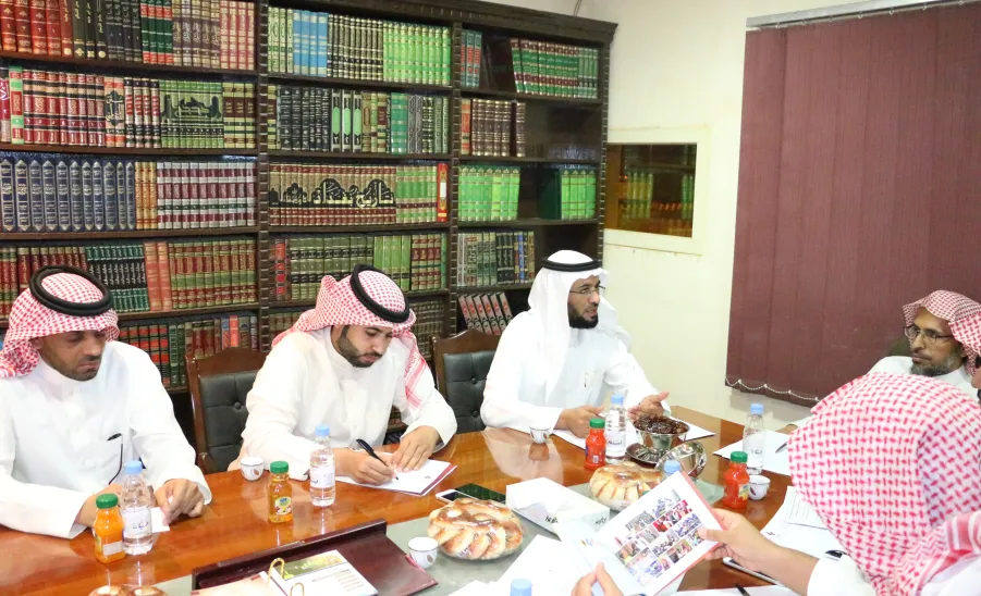 عمادة شؤون الطلاب تثمن التعاون مع المكتب التعاوني للدعوة والإرشاد بالمجمعة - 