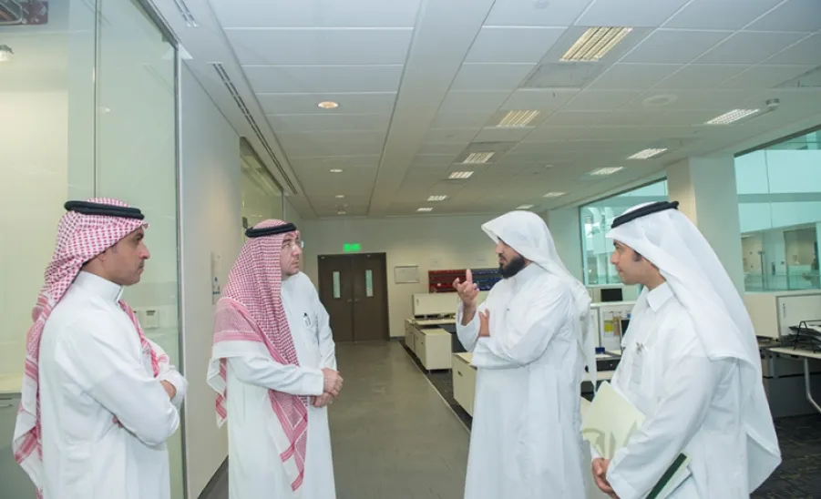 وفد من الجامعة يجتمع بمسؤولي شركة سابك -  
