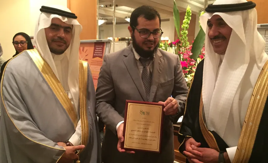 تكريم المبتعث فيصل الشمري بدرع الإبداع من سعادة سفير المملكة في أستراليا ونيوزيلندا - 