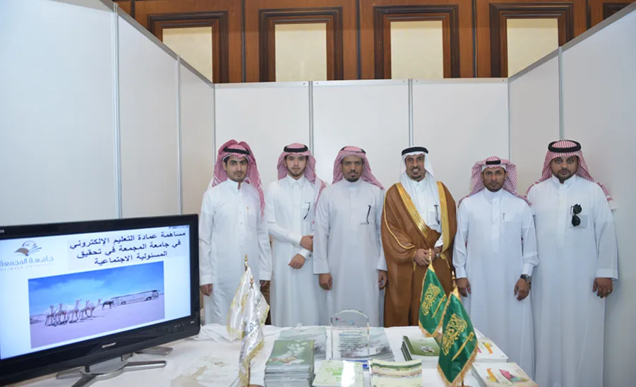 معرض الجامعة في المؤتمر الدولي الخامس للتعلم الإلكتروني يحظى بزيارة سمو نائب رئيس مجلس وزراء دولة البحرين - 