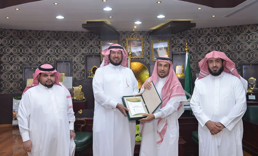 معالي مدير الجامعة يتسلم نسخة من دليل نظام النقل الجامعي الإلكتروني - 