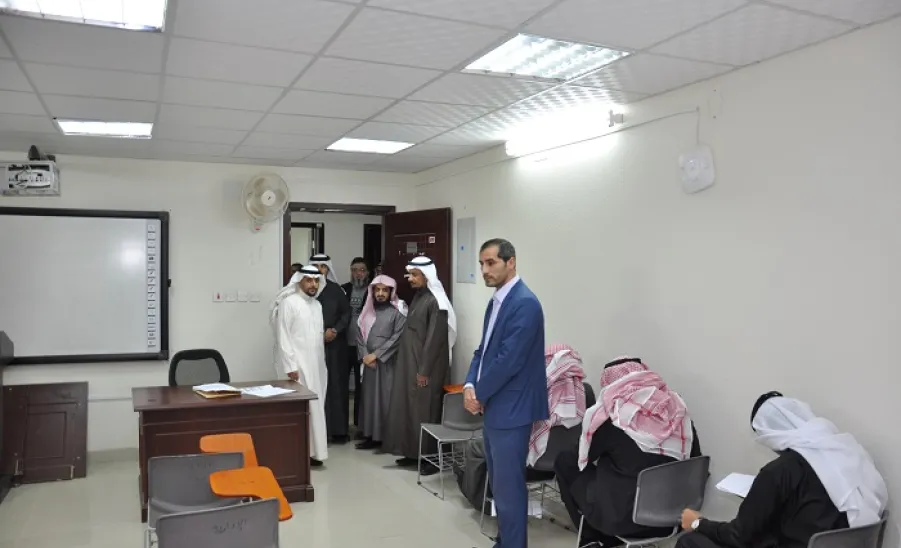 وكالة الجامعة للشؤون التعليمية تطمئن على سير الاختبارات في كلية التربية  - 