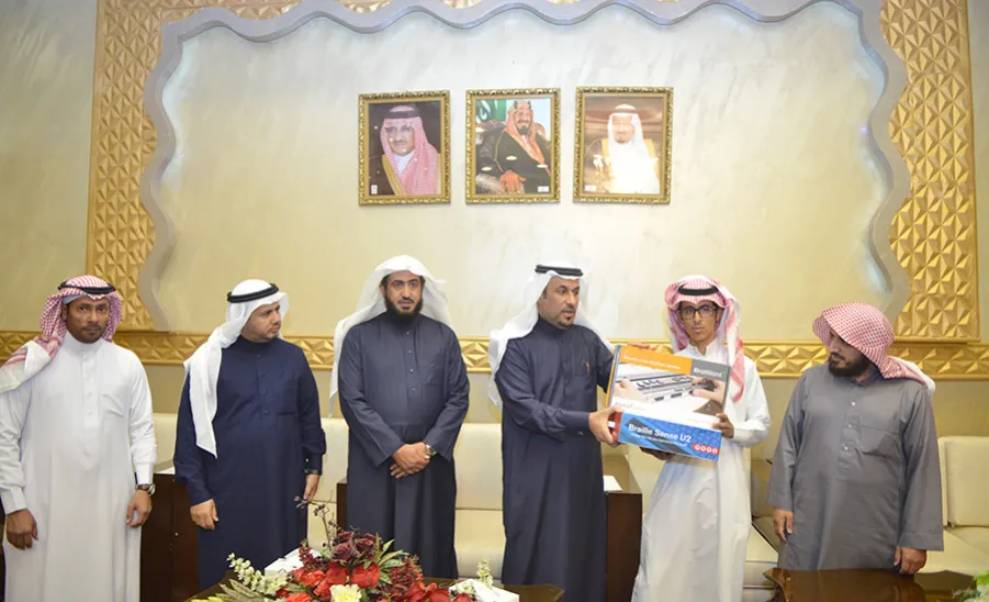 معالي مدير الجامعة يسلم الدفعة الرابعة من التجهيزات التعليمية الإلكترونية للطلاب ذوي الاحتياجات الخاصة -  