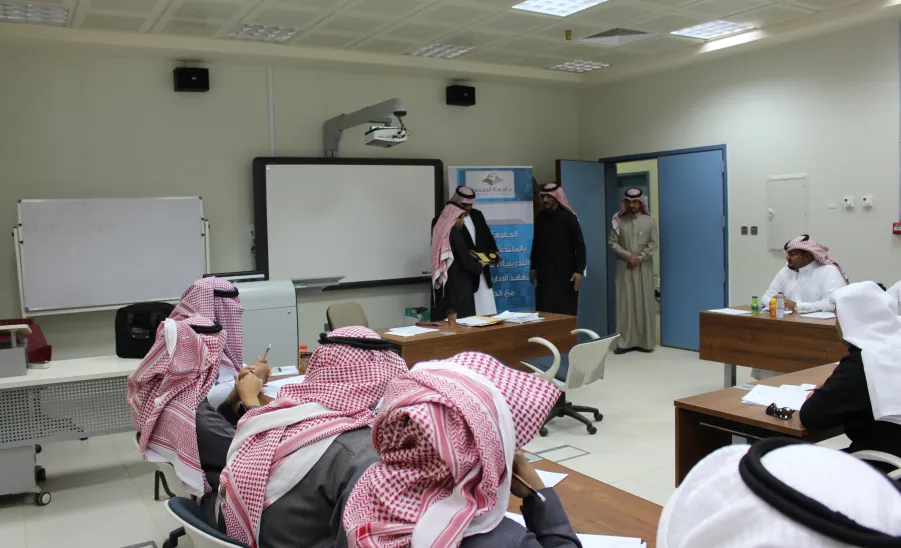 الجامعة تطلق البرامج التدريبية لمعهد الإدارة - 