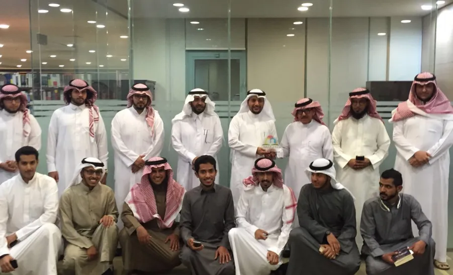 مدير الموسوعة العالمية للأدب العربي في ضيافة نادي القراءة بالجامعة - 