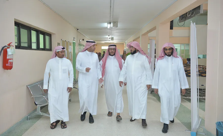 وكيل الجامعة يتفقد مركز الاختبارات الإلكترونية في كلية المجتمع والمدينة الجامعية بالمجمعة - 