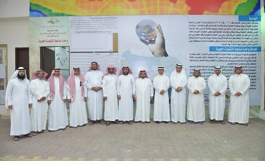 رئيس لجنة تسمية الحالات المناخية المميزة في المملكة يزور وحدة متابعة التقلبات الجوية بالجامعة - 