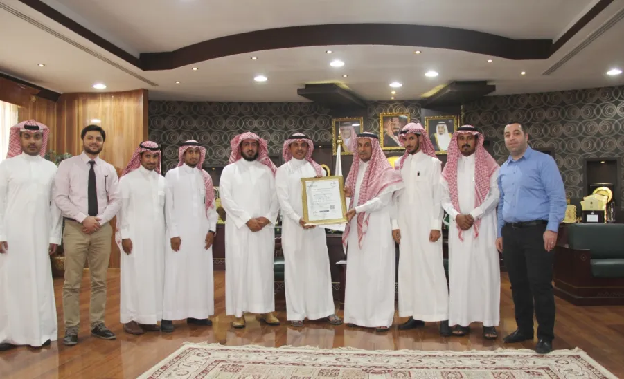 معالي مدير الجامعة يتسلم شهادة آيزو 27001 في أمن المعلومات من عمادة تقنية المعلومات - 