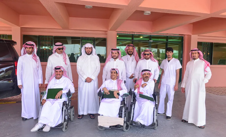 بالتعاون مع مركز التأهيل الشامل بالمجمعة : الجامعة تقيم دورة أساسيات الحاسب الآلي لأبناء المركز من خلال مشروع بوابة وصول - 